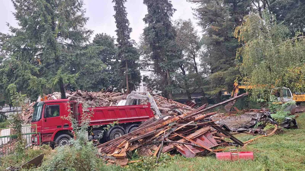 Med Bleiweisovim parkom in avtobusno postajo so odstranili propadajočo vilo, v kateri je deloval prvi vrtec v Kranju. Foto: MOK