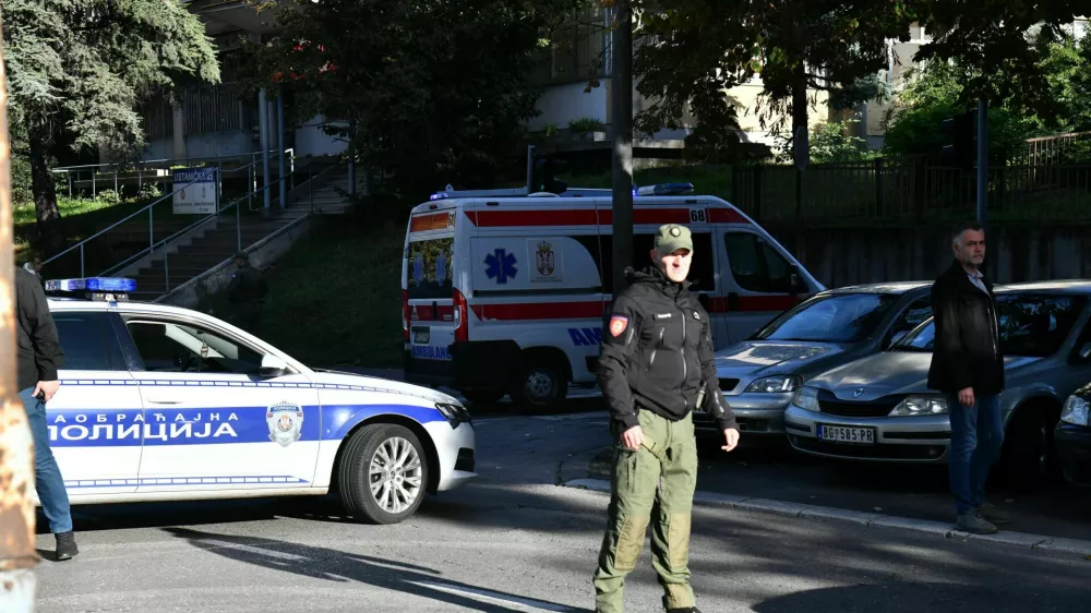 Kosto K., ki je lani na osnovni šoli izvedel strelski pokol, so na sodišče iz psihiatrične klinike za otroke pripeljali v rešilcu in spremstvu policije. 