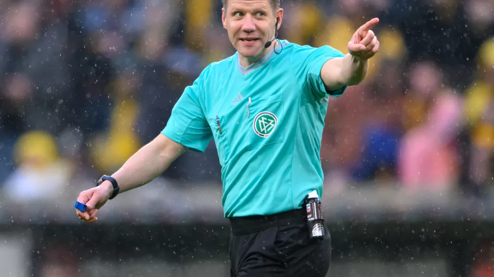 FILED - 16 March 2024, Saxony, Dresden: Referee Patrick Ittrich gesticulates during German 3rd division soccer match between SG Dynamo Dresden and SSV Ulm 1846 Rudolf-Harbig-Stadion. Top referee Ittrich, who is one of four Bundesliga officials out injured, has calling on the German Football Federation to limit the physical strain on referees. Photo: Robert Michael/dpa