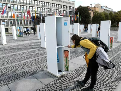 09.10.2024 - UNICEF Slovenija na Trgu republike v Ljubljani odprl 90 Stisk iz omaric – 90 resničnih anonimnih zgodb o stiskah otrok in mladih iz Slovenije.Foto: Tomaž Skale