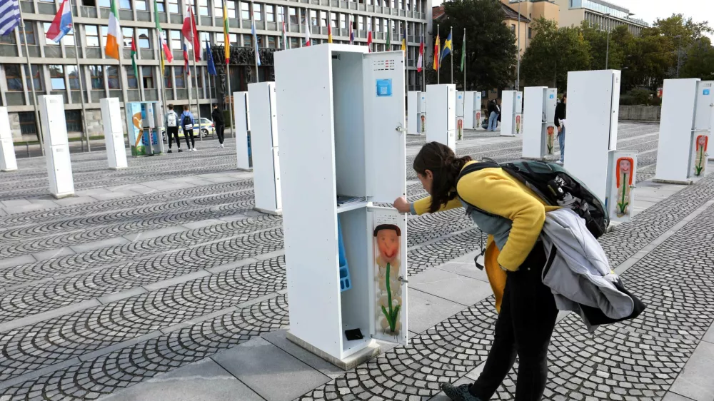 09.10.2024 - UNICEF Slovenija na Trgu republike v Ljubljani odprl 90 Stisk iz omaric – 90 resničnih anonimnih zgodb o stiskah otrok in mladih iz Slovenije.Foto: Tomaž Skale