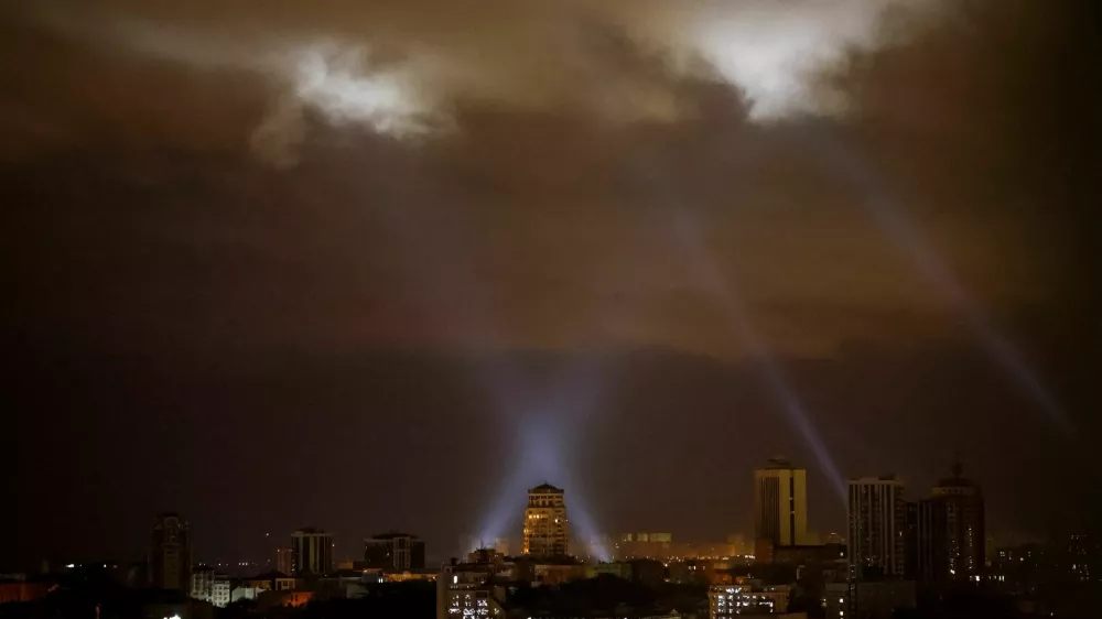 Ukrainian service personnel use searchlights as they search for drones in the sky over the city centre during a Russian drone strike, amid Russia's attack on Ukraine, in Kyiv, Ukraine September 30, 2024. REUTERS/Gleb Garanich