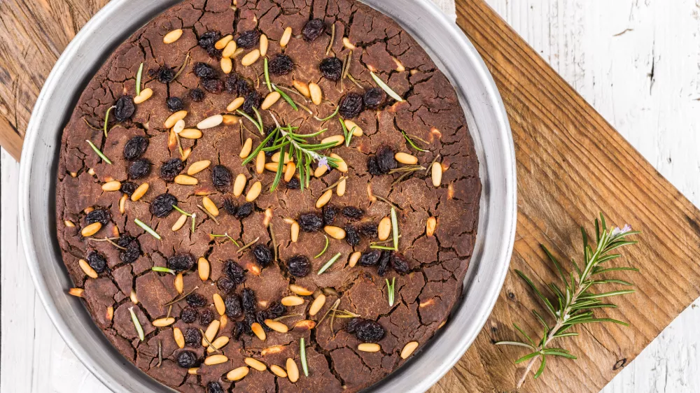 Italian chestnut cake, castagnaccio. Tuscan traditional chestnut flour bread.Italian typical Tuscan dessert. / Foto: Leonori