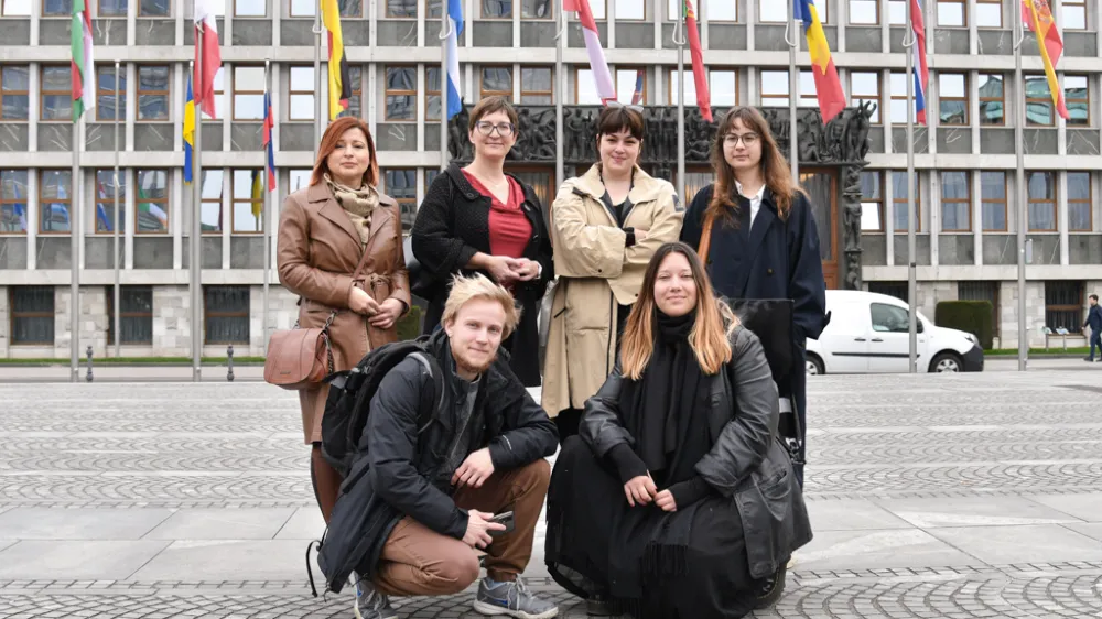 Ljubljana, Trg republike.<br>Novinarska konferenca Instituta 8. marec o bitki za zagotovitev brezplacnega splava za vse, odzivih vlade na njihovo pobudo o umetni prekinitvi nosecnosti, oploditvi z biomedicinsko pomocjo in sterilizaciji brez doplacil ter nadaljnjih korakih prizadevanj za mehanizme, ki zagotavljajo dostopne reproduktivne pravice za vse drzavljane in drzavljanke.