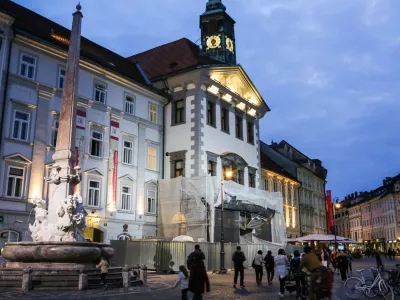 ﻿- Robbov vodnjak - - 17.10.2018 - prenova fasade ljubljanske mestne hiše - Mestna hiša, Mestni trg 1 v Ljubljani - Magistrat - Mestna občina Ljubljana (MOL) -,foto: Bojan Velikonja