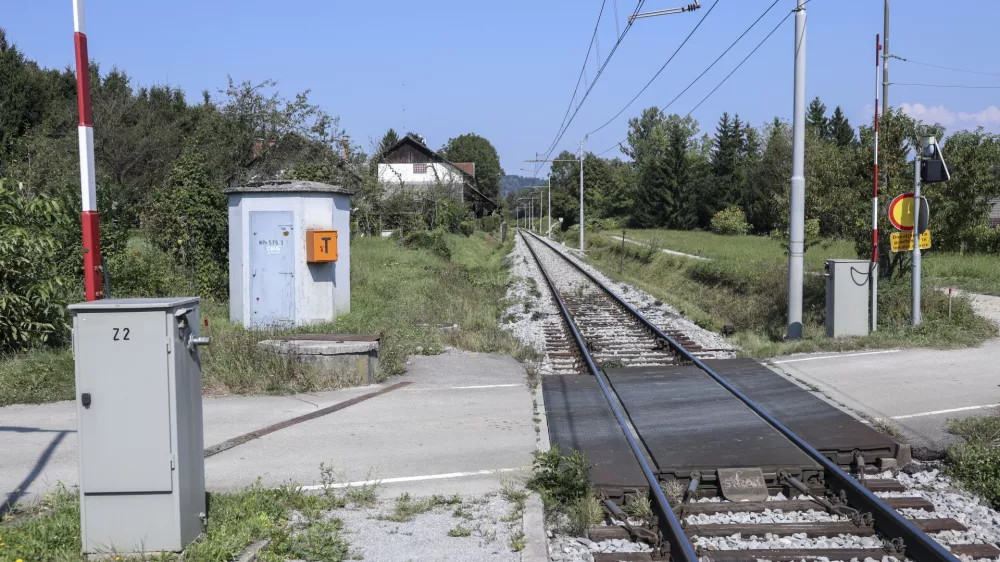 Občani Stanežič, Medna in Dvora ministrstvu in občini očitajo, da niso bili primerno obveščeni o načrtu posodobitve železnice, ki naj bi močno posegla v njihov življenjski prostor. Foto: Jaka Gasar 