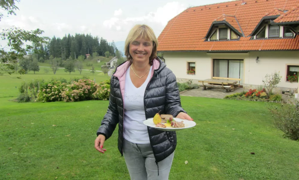 Breda Gnamuš Dušak z jedmi kot simbolom energije in hruško, simbolom Ekološke kmetije Ravnjak.