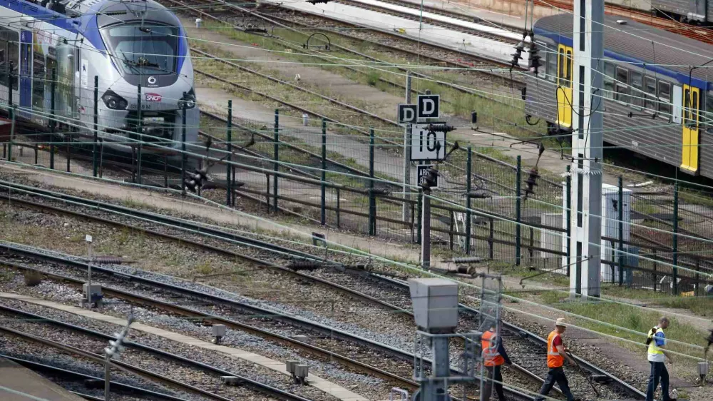 ﻿A new Regiolis regional train (L) made by power and train-making firm Alstom, is seen next to a platform at Strasbourg's railway station, May, 21, 2014. France's national rail company SNCF said on Tuesday it had ordered 2,000 trains for an expanded regional network that are too wide for many station platforms, entailing costly repairs. REUTERS/Vincent Kessler (FRANCE - Tags: POLITICS TRANSPORT BUSINESS)