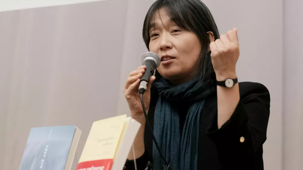 53-letno Han Kang so do leta 2016 poznali samo v njeni domovini. Svetovni literarni preboj ji je uspel, ko je z Bookerjevo nagrado za najboljši prevedeni roman postala literarna senzacija. Foto: Reuters