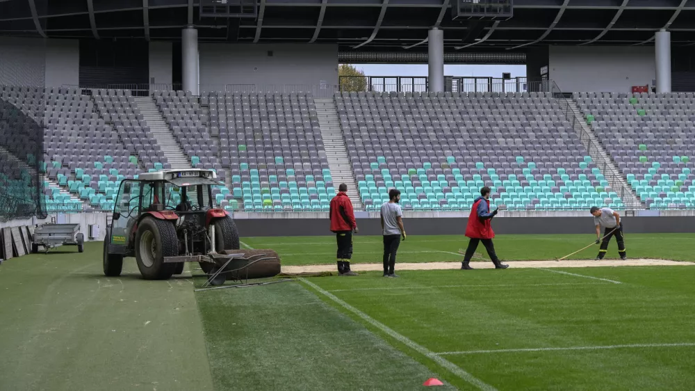 Ta teden je bilo opaziti, da so delavci odstranili dele zelenice na nogometnem stadionu v športnem parku Stožice.  Foto: Nik Erik Neubauer