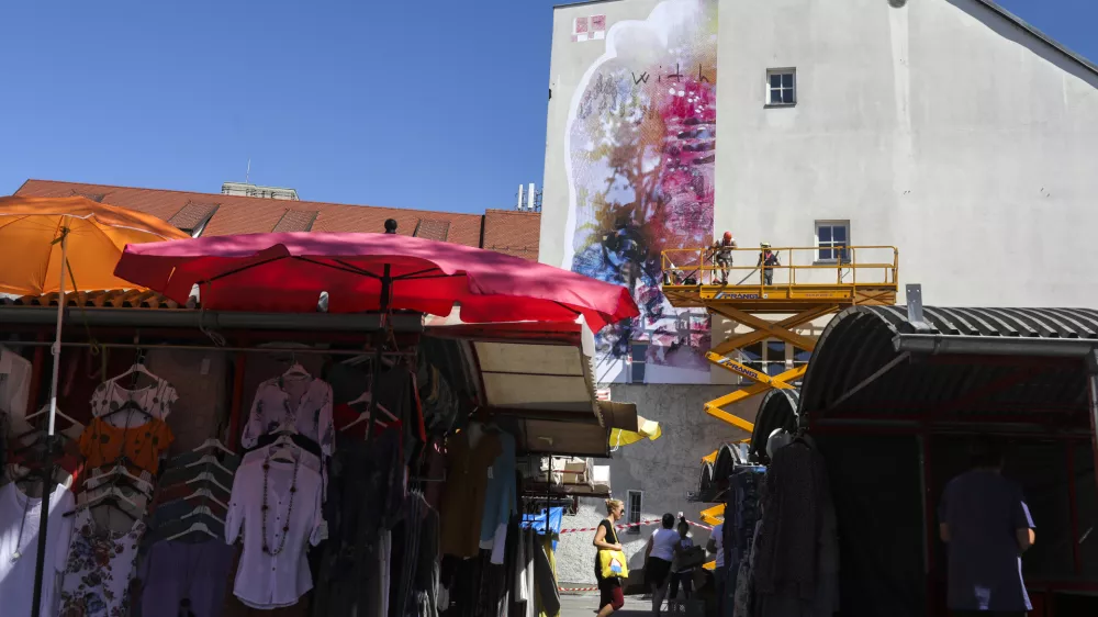 ﻿vizualni umetnik Jaša Mrevlje Pollak – stenska poslikava na Mahrovo hišo z naslovom Within This Touch.- 27.08.2020 - Mahrova hiša v Ljubljani – ljubljanska tržnica – Krekov trg //FOTO: Jaka Gasar