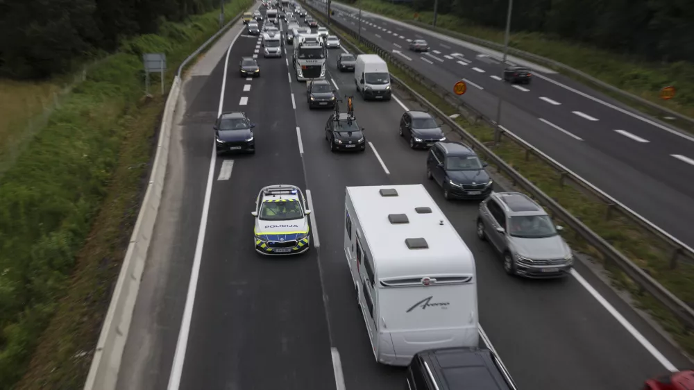 - 21.06.2024 - zastoji na zahodni ljubljanski obvoznici, smer primorska - policija //FOTO: Jaka Gasar