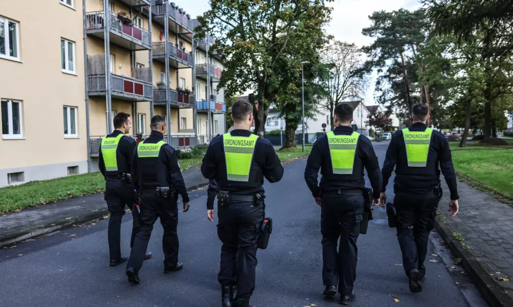 11 October 2024, North Rhine-Westphalia, Cologne: Employees of the public order office walk through the Merheim district to check. Around 6,400 residents will have to leave their homes. According to the city, it is the most extensive evacuation of this kind in Cologne since 1945. Photo: Oliver Berg/dpa