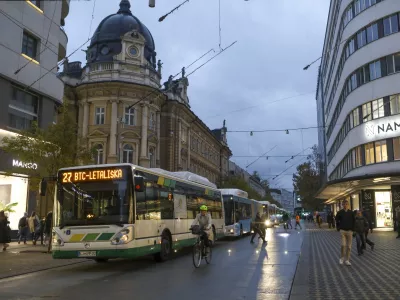 - 14.11.2023 – Slovenska cesta - promet - avtobus LPP - gneča prometni zastoj -  //FOTO: Luka Cjuha