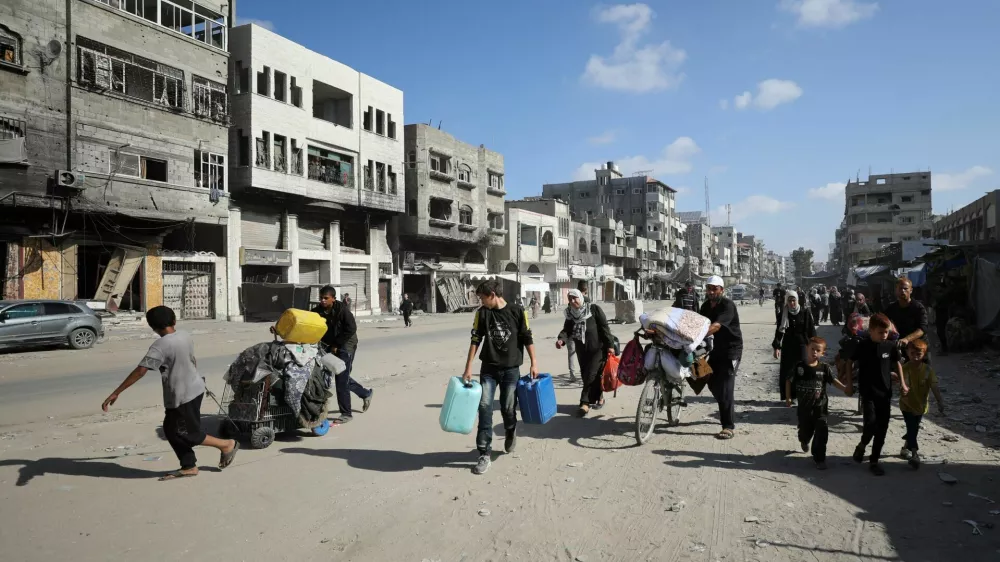 Displaced Palestinians make their way as they flee areas in the northern Gaza Strip, following an Israeli evacuation order, amid the Israel-Hamas conflict, in Gaza City October 12, 2024. REUTERS/Dawoud Abu Alkas