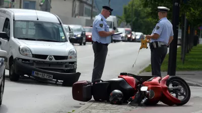 - prometna nesreča Vilharjeva cesta - motor, motorist//FOTO: Luka Cjuha