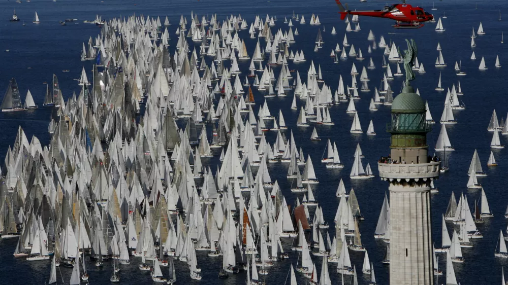 - 41. Barcolana 2009 - množična jadralska regata, jadranje, Tržaški zaliv///FOTO: Tomaž SkaleOPOMBA: ZA OBJAVO V ČASOPISU DNEVNIK