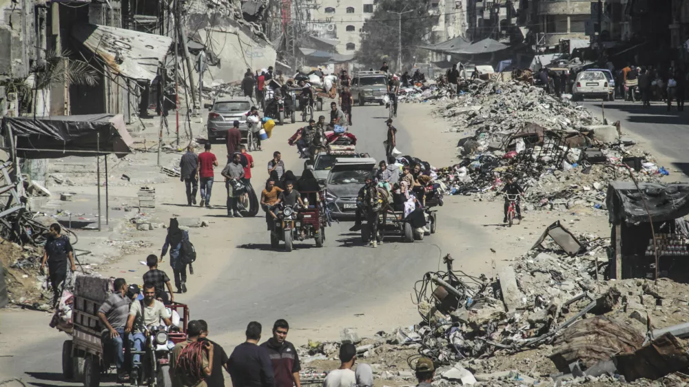 12 October 2024, Palestinian Territories, Jabalia: Palestinians flee Jabalia refugee camp, the Sheikh Radwan and Abu Iskandar neighborhoods in the northern Gaza Strip, to safer areas in the south amid the intensifying Israeli airstrikes. Photo: Mahmoud Issa/Quds Net News via ZUMA Press/dpa