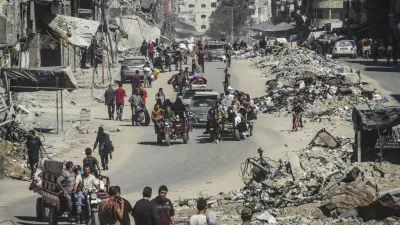 12 October 2024, Palestinian Territories, Jabalia: Palestinians flee Jabalia refugee camp, the Sheikh Radwan and Abu Iskandar neighborhoods in the northern Gaza Strip, to safer areas in the south amid the intensifying Israeli airstrikes. Photo: Mahmoud Issa/Quds Net News via ZUMA Press/dpa