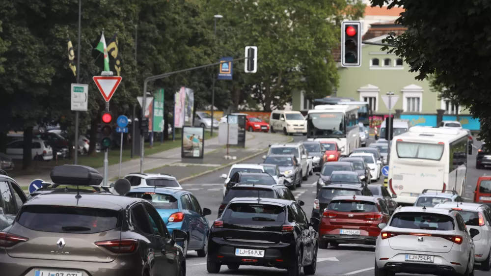 Gradbišče Linhartova19.08.2024 - gradbišče - do predvidoma 2. septembra bo v sklopu celovite rekonstrukcije Linhartove ceste v Ljubljani poleg že obstoječe popolne zapore te mestne prometnice med križiščema z Vojkovo in Železno cestoFOTO: Luka Cjuha