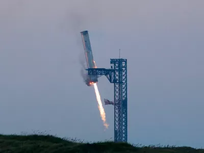 SpaceX's Super Heavy booster lands during SpaceX Starship's fifth flight test, in Boca Chica, Texas, U.S., October 13, 2024. REUTERS/Kaylee Greenlee Bea  REFILE - CORRECTING INFORMATION FROM "LIFTS OFF" TO " LANDS" AND "STARSHIP" TO "SUPER HEAVY BOOSTER\