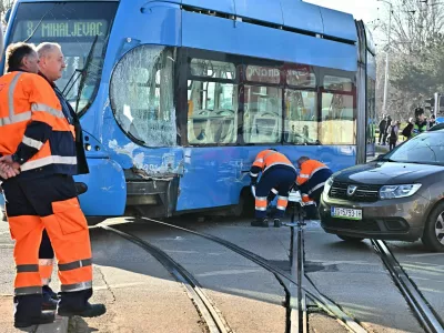 26.02.2024.,Zagreb - Na križanju Vukovarske i Držićeve u Zagrebu oko 7:30 sati se dogodila prometna nesreća. Tramvaj je izletio iz tračnica te se sudario s drugim tramvajem. Srećom, nema ozlijeđenih, ali tramvajski promet tim dijelom je u prekidu i stvaraju se velike gužve. Inače, riječ je o jednom od najprometnijih raskrižja u Zagrebu. Photo: Neva Zganec/PIXSELL