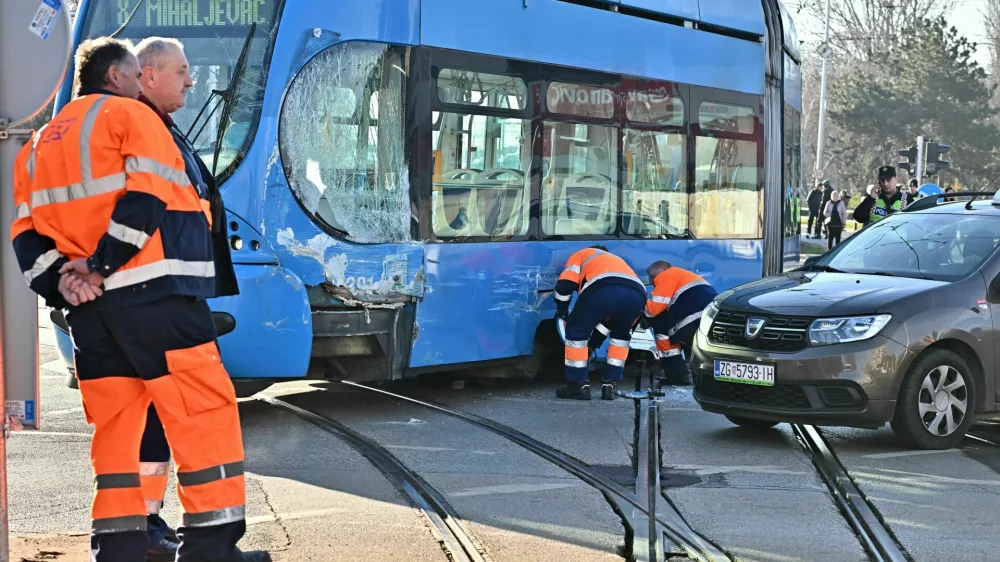 26.02.2024.,Zagreb - Na križanju Vukovarske i Držićeve u Zagrebu oko 7:30 sati se dogodila prometna nesreća. Tramvaj je izletio iz tračnica te se sudario s drugim tramvajem. Srećom, nema ozlijeđenih, ali tramvajski promet tim dijelom je u prekidu i stvaraju se velike gužve. Inače, riječ je o jednom od najprometnijih raskrižja u Zagrebu. Photo: Neva Zganec/PIXSELL