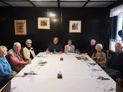 Obletnice mature so se udeležili (z leve) Adolf Zupančič, Zdenka Rauter, Danilo Bede, Marija Krivenko, Ivan Dremelj, Ksenja Medin in Franc Nose. Foto: Nik Erik Neubauer