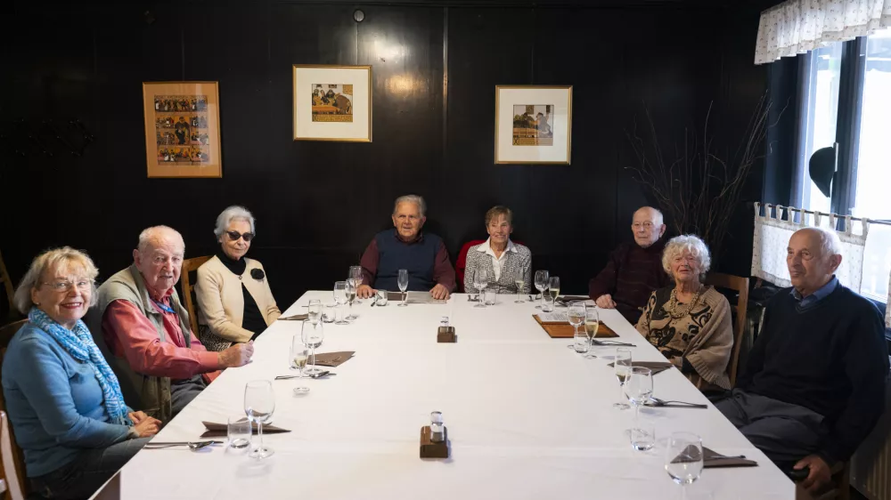 Obletnice mature so se udeležili (z leve) Adolf Zupančič, Zdenka Rauter, Danilo Bede, Marija Krivenko, Ivan Dremelj, Ksenja Medin in Franc Nose. Foto: Nik Erik Neubauer