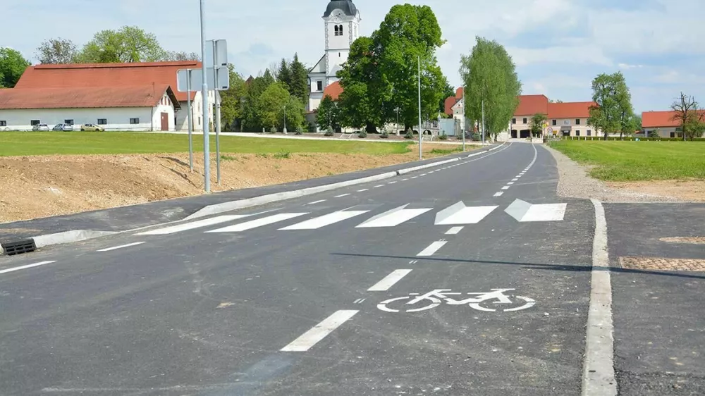 Projekt rekonstrukcije ceste od komendske cerkve do Klanca tudi uradno končan. F Občina Komenda