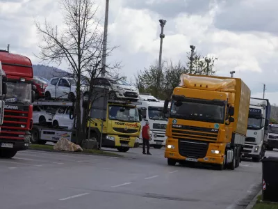 - Počivališče Barje - parkirišče za tovorna vozila - tovornjaki - kamioni, omejitev prometa na cestah -       //FOTO: Luka Cjuha