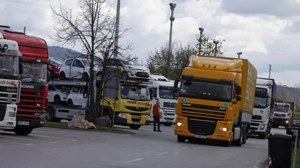 - Počivališče Barje - parkirišče za tovorna vozila - tovornjaki - kamioni, omejitev prometa na cestah -       //FOTO: Luka Cjuha