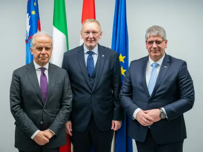 izrezek za pasicoBuzet, HrvaskaSkupna novinarska konferenca ministrov za notranje zadeve Hrvaske, Italije in Slovenije, Davorja Bozinovica, Mattea Piantedosija in Bostjana Poklukarja.