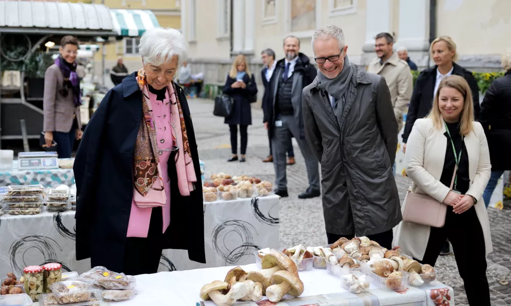 Ljubljana.Spremljevalni program v okviru monetarne seje sveta ECB.Sprehod predstavnikov Evropske centralne banke (ECB) in Banke Slovenije (BS) po centru Ljubljane, ob robu seje sveta ECB.Predsednica ECB Christine Lagarde in guverner BS Bostjan Vasle.