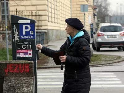 - 28.02.2024- simbolična fotografija: parkomat - parkirni avtomat – parkiranje v Ljubljani, Storitev Urbana SMS Parking, grafit JEZUS//FOTO: Tomaž Skale