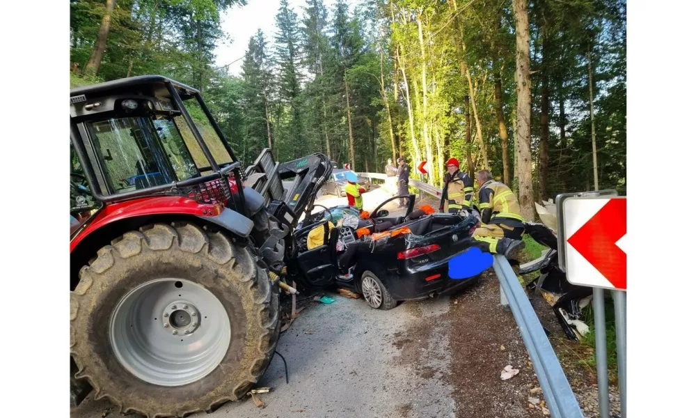 Vsako leto se na slovenskih cestah v povprečju zgodi 148 prometnih nesreč, v katerih so udeleženi vozniki traktorjev. Številne, predvsem najhujše nesreče pa se niti ne zgodijo na cesti, temveč na polju, travniku, v gozdu … Foto: PGD Slovenske Konjice Q