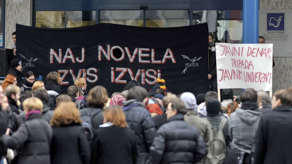 - ilustrativna fotografijavisoko šolstvo, varčevalni ukrepi, rezi, novela ZViS, reforme, transparent, plakat, javno šolstvo, univerza-- Filozofska fakulteta UL - protest profesorjev in študentov proti finančnim rezom - izrazili nestrinjanje zaradi zmanjšanja proračunskih sredstev javnemu visokemu šolstvu -//FOTO: Tomaž Zajelšnik