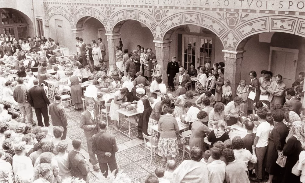 Festival je že leta 1961 popestrila razstava čipkarskih izdelkov po domačih in tradicionalnih vzorcih. Foto: Arhiv Večer