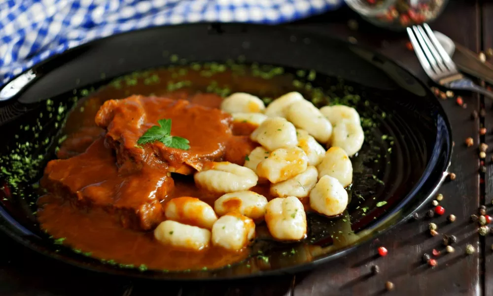 Pasticada with gnocchi, beef stew in a sauce. Croatian cuisine / Foto: Arina7