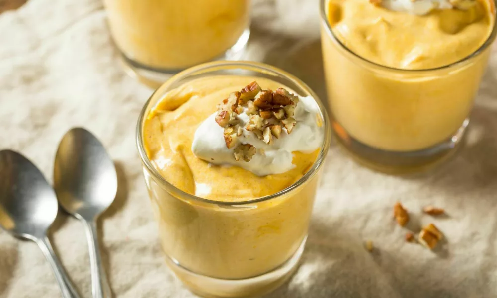 Homemade Sweet Pumpkin Pudding with Whipped Cream / Foto: Bhofack2