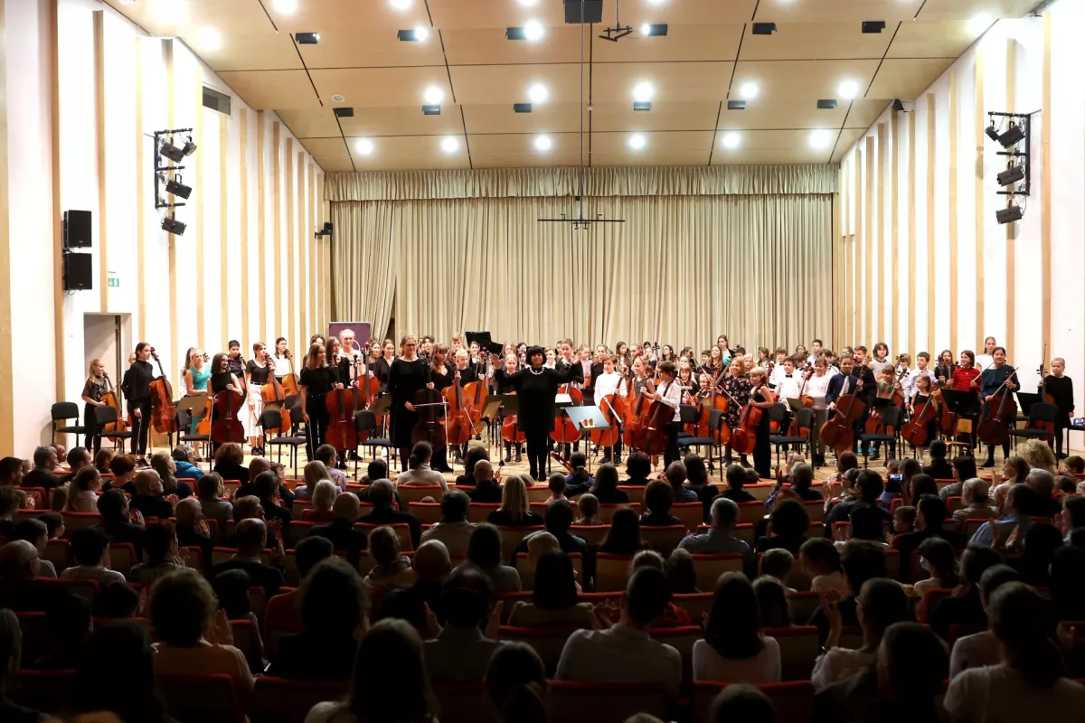 Na Cellofestu Ljubljana 2024 ponovno pričakujejo okoli sto mladih violončelistov, ki bodo pod vodstvom profesorice Ksenije Trotovšek Brlek najprej naštudirali program, nato pa ga še izvedli na nedeljskem matinejskem koncertu. Foto: Robert Balen