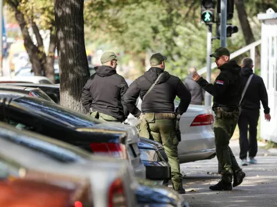 V času sojenja staršema najstniškega morilca je okoli stavbe poostreno varovanje. 