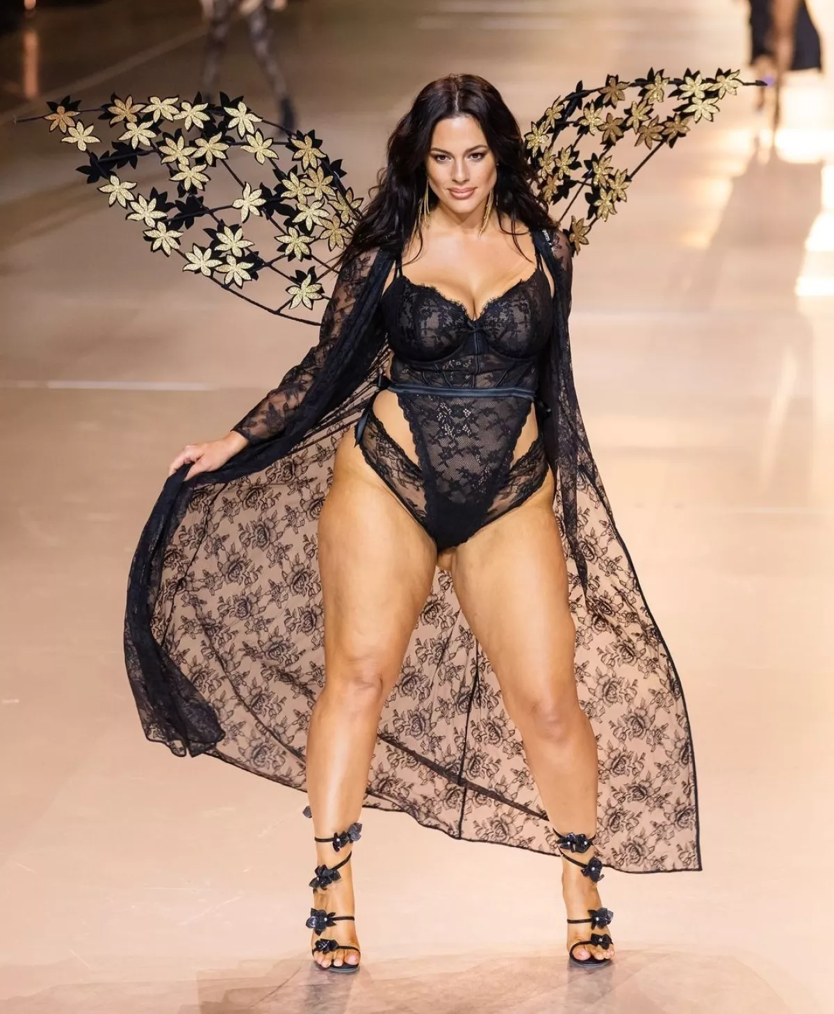 Model plus size sta med drugim zastopali Paloma Elseser in Ashley Graham (na sliki). F Instagram