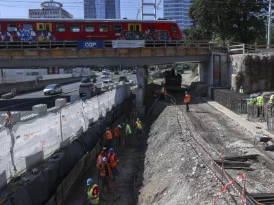 - 08.08.2024 - Ogled gradbišča nadomestnega železniškega nadvoza na Dunajski cesti - gradbišče, železnica, delavci, gradnja, infrastruktura, vlak //FOTO: Jaka Gasar