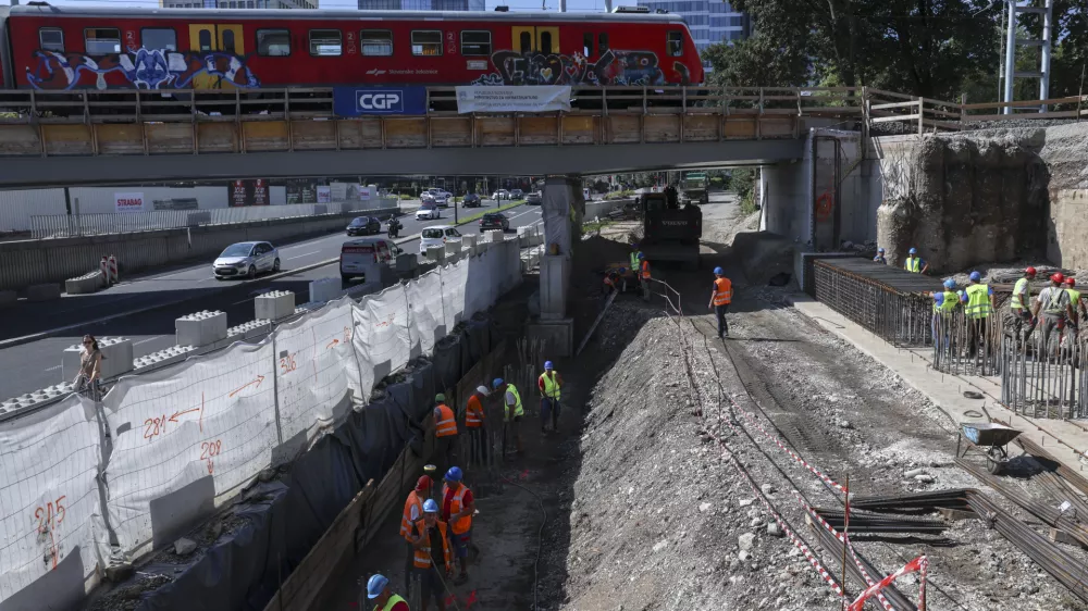 - 08.08.2024 - Ogled gradbišča nadomestnega železniškega nadvoza na Dunajski cesti - gradbišče, železnica, delavci, gradnja, infrastruktura, vlak //FOTO: Jaka Gasar