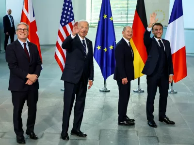 German Chancellor Olaf Scholz, U.S. President Joe Biden, Britain's Prime Minister Keir Starmer and French President Emmanuel Macron gesture during a family photo session, at the Chancellery in Berlin, Germany, October 18, 2024.  REUTERS/Fabrizio Bensch/Pool