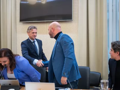 Ljubljana, vlada.Srecanje predsednika vlade Roberta Goloba s predstavniki avtomobilske industrije.Predsednik vlade Robert Golob in drzavni sekretar na gospodarskem ministrstvu Matevz Frangez.