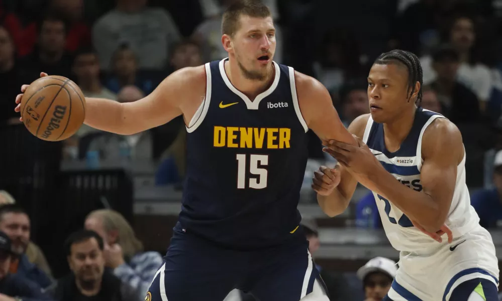 Oct 17, 2024; Minneapolis, Minnesota, USA; Denver Nuggets center Nikola Jokic (15) looks to pass as Minnesota Timberwolves guard Jaylen Clark (22) defends him in the third quarter at Target Center. Mandatory Credit: Bruce Kluckhohn-Imagn Images / Foto: Bruce Kluckhohn