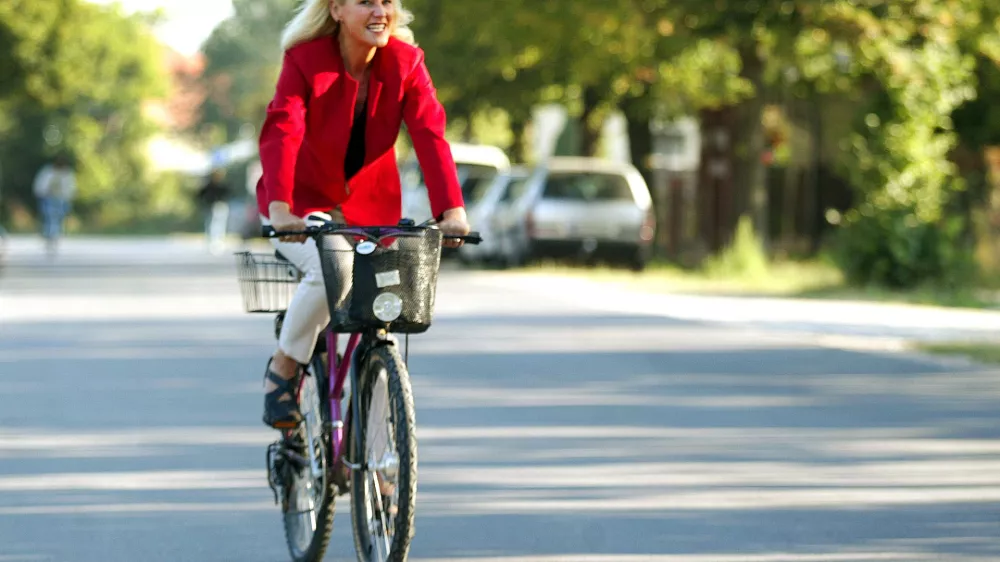 Die Spitzenkandidatin der PDS Dagmar Enkelmann lacht als sie auf dem Fahrrad das Wahllokal verlaesst in dem sie zuvor ihre Stimme zur Landtagswahl fuer das Land Brandenburg am Sonntag, 19. September 2004, in Bernau abgegeben hat. (AP Photo/ Jan Bauer)--- Dagmar Enkelmann, top candidate of the Party of the Democratic Socialism (PDS), for the Brandenburg state government elections, smiles as she leaves on a bycicle the polling station, where she voted, in Bernau, about 30 kilometres in north from Berlin, on Sunday, Sept. 19, 2004. (AP Photo/ Jan Bauer)