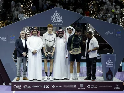 Tennis - 6 Kings Slam - Riyadh, Saudi Arabia - October 19, 2024 Spain's Carlos Alcaraz and Italy's Jannik Sinner are seen on the podium with trophies after the final with Chairman of the General Entertainment Authority, Turki Al-Sheikh and actor Martin Lawrence REUTERS/Hamad I Mohammed